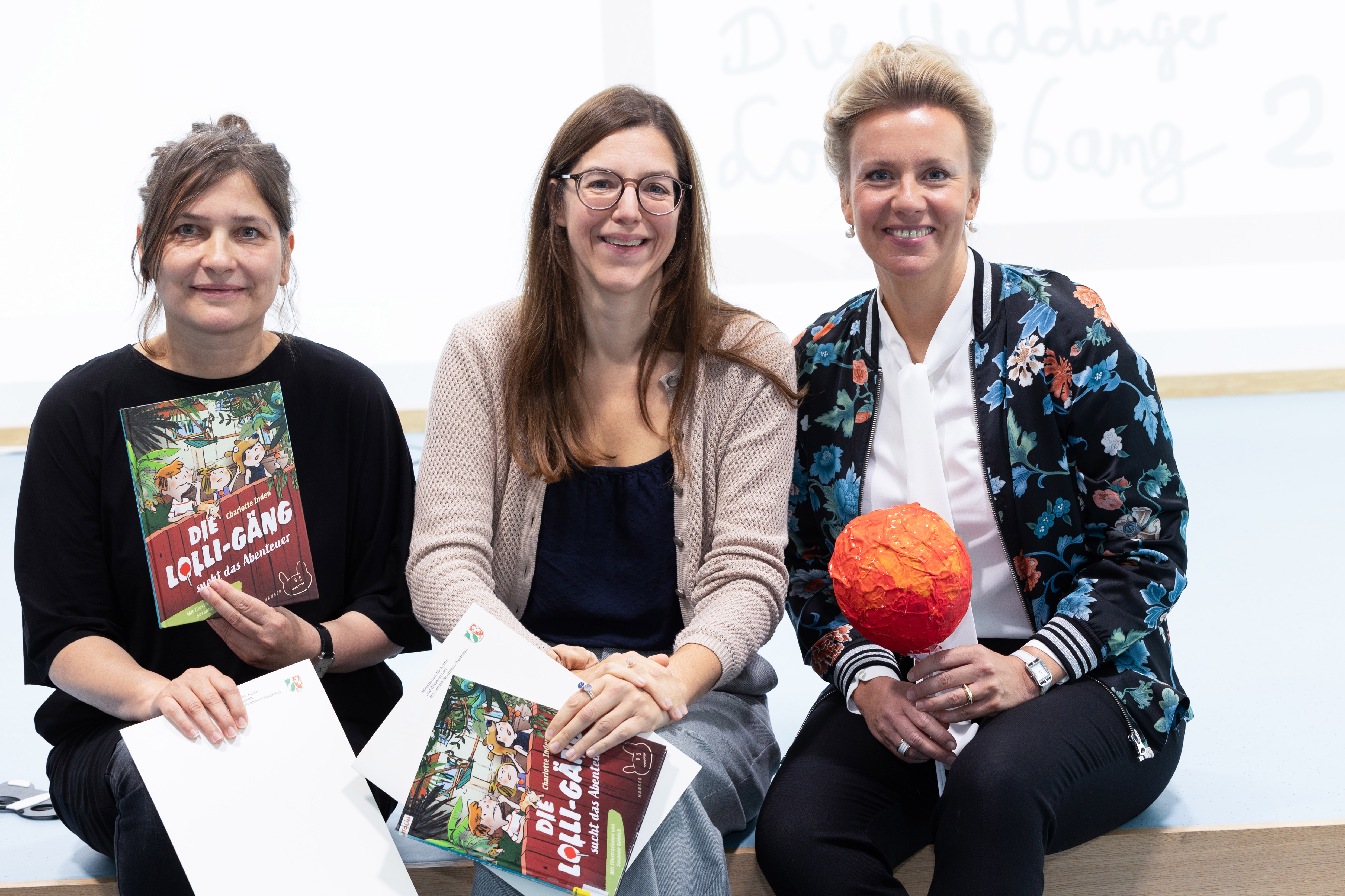 Die beiden Preisträgerinnen Susanne Göhlich und Charlotte Inden und Ministerin Ina Brandes (v.l.n.r.)