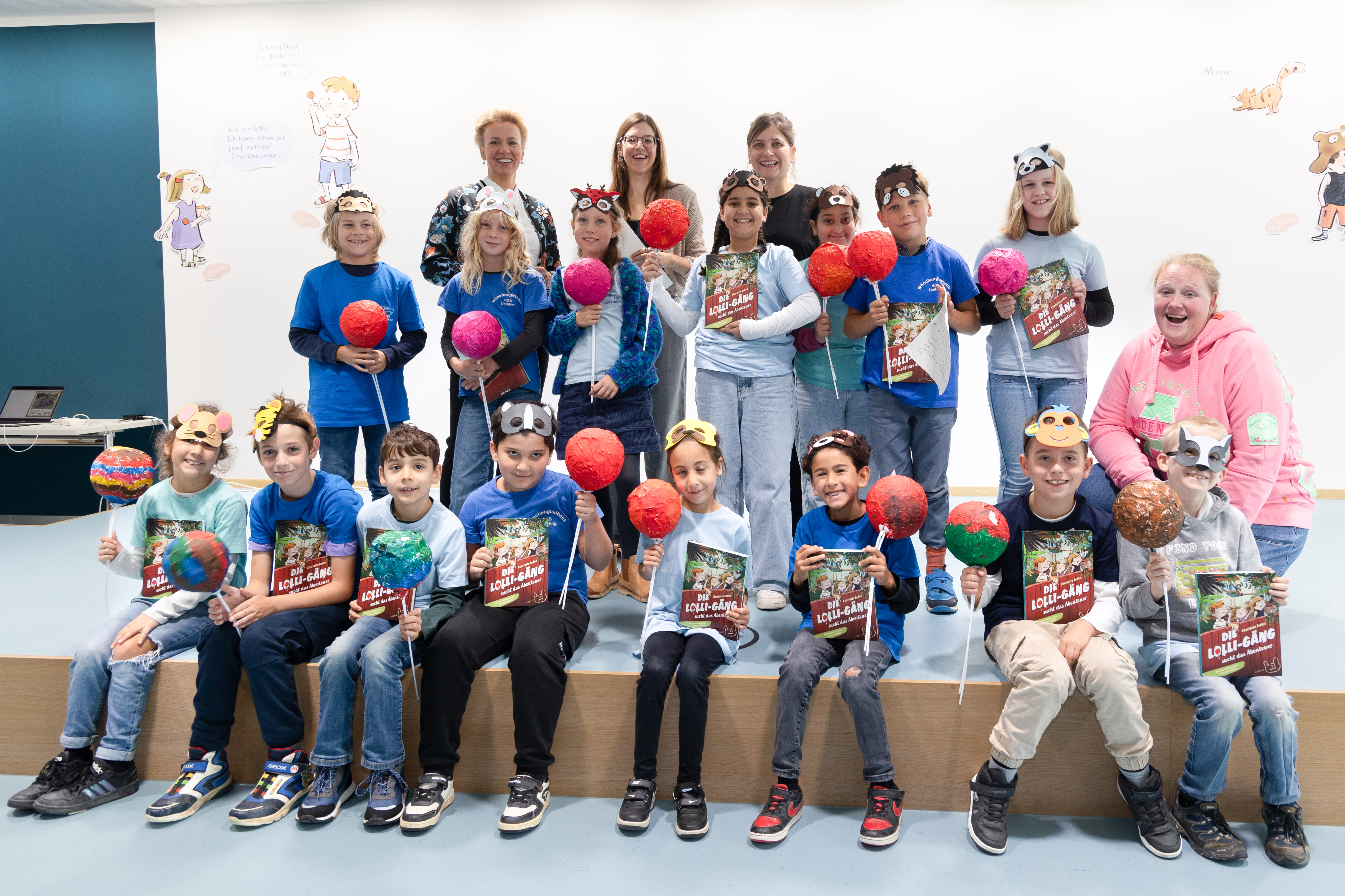 Die beiden Preisträgerinnen Susanne Göhlich und Charlotte Inden und Ministerin Ina Brandes zusammen mit den Schülerinnen und Schülern der Katholischen Grundschule Uedding in Mönchengladbach 