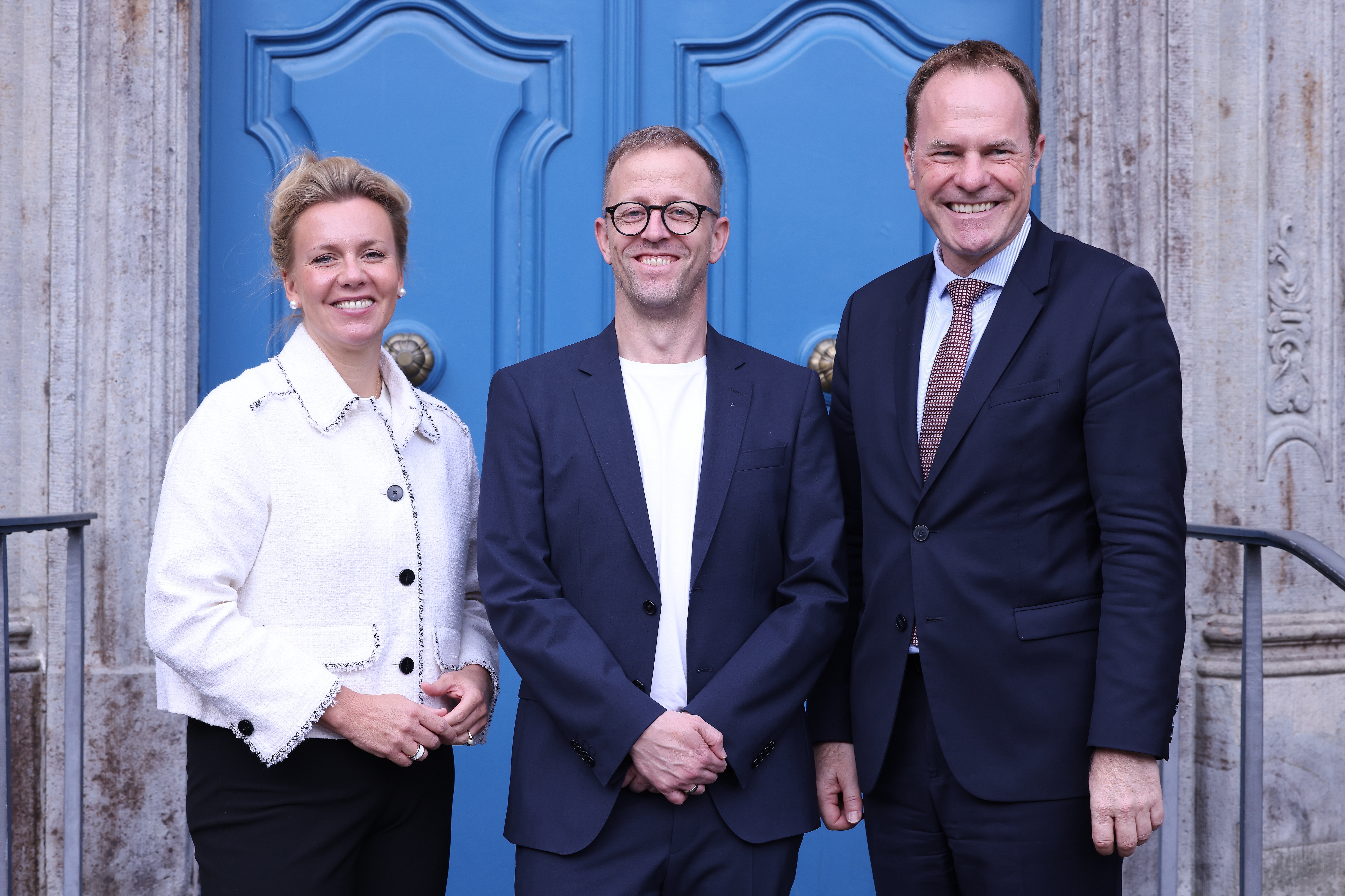 Vorstellung des neuen Generalintendanten des Düsseldorfer Schauspielhauses: (v.r.) Dr. Stephan Keller, Andreas Karlaganis und Ina Brandes vor dem Rathaus