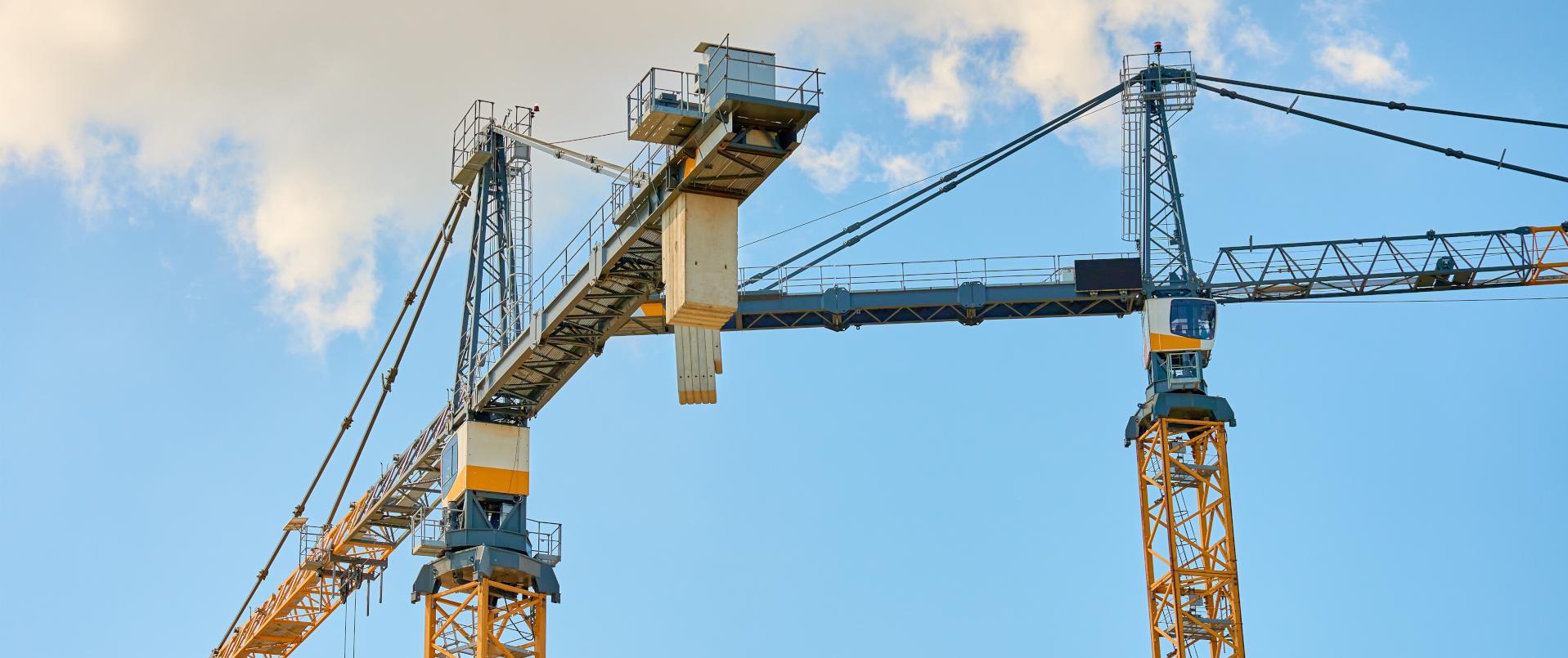 Baukräne vor blauem Himmel