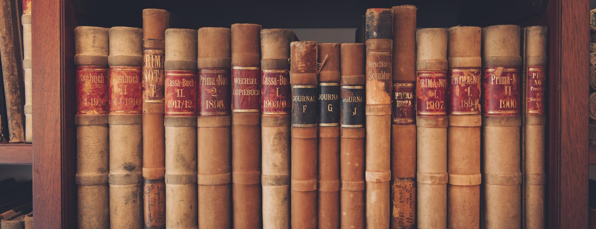 Alte Bücher in einem Regal