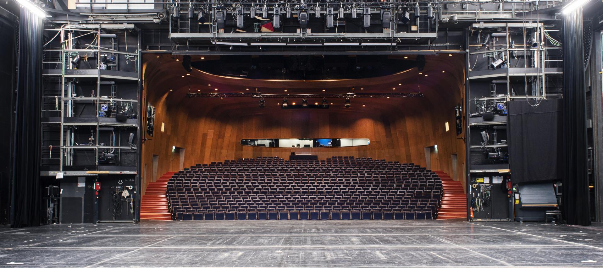 Theaterbühne mit Blick in den leeren Saal