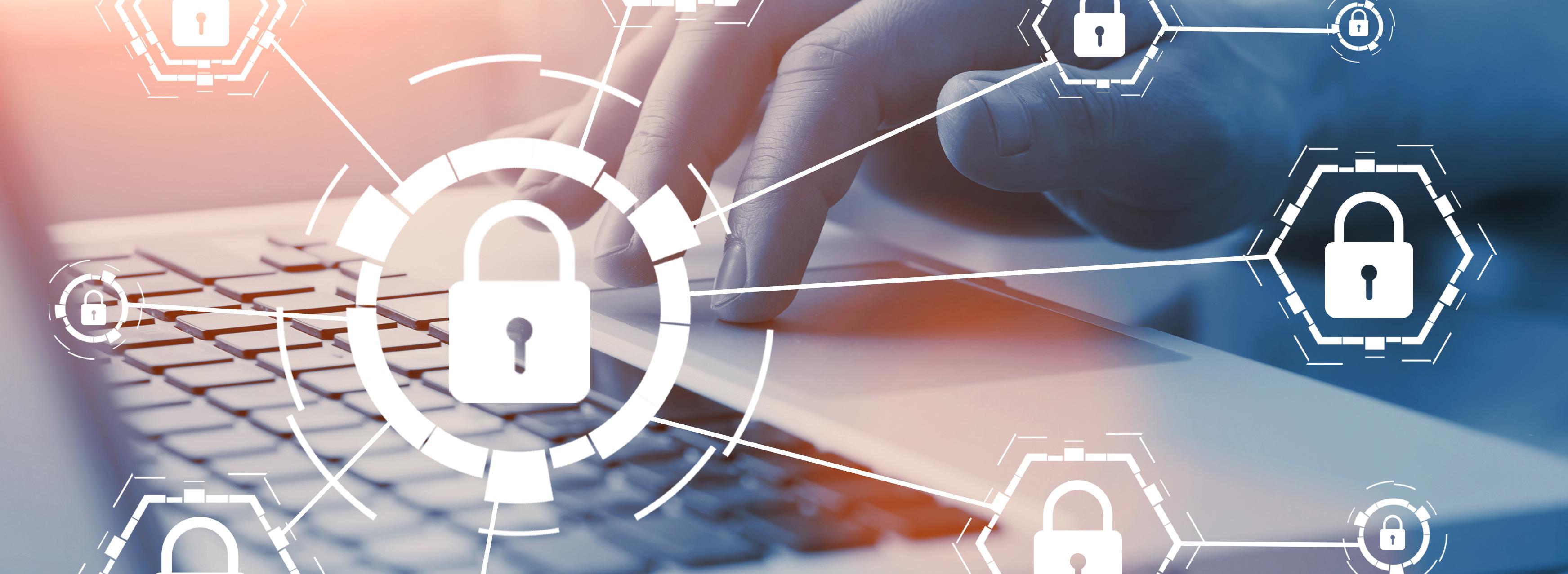 Hand an Laptoptastatur, vordergründig ein Schloss-Symbol