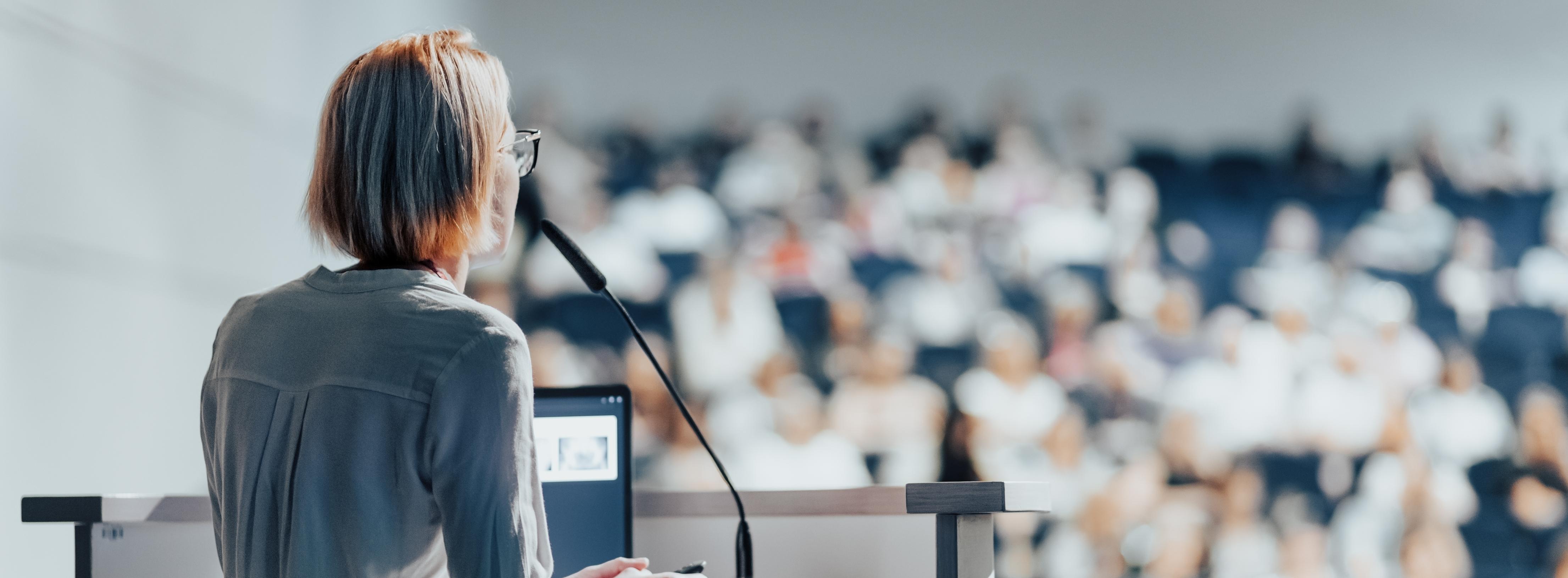 Dozierende vor Publikum