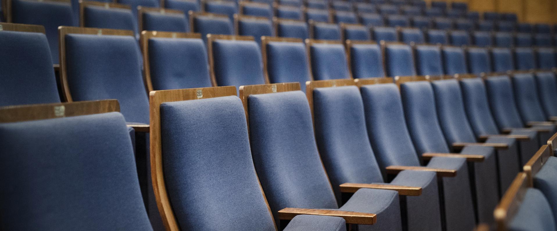 Sitzreihen in einem Theater