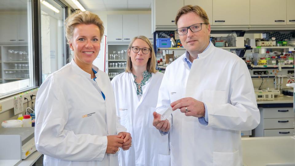 Frau Ministerin Brandes mit Dr. Anna-Kathrin Schupp und Prof. Dr. Jörg Timm im Labor des Instituts für Virologie