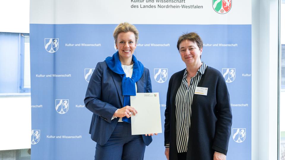 Prof. Ursula Brandstätter mit Ministerin Ina Brandes
