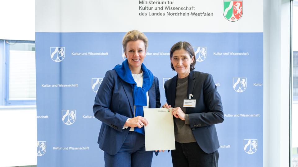Prof. Susanne Gaensheimer mit Ministerin Ina Brandes