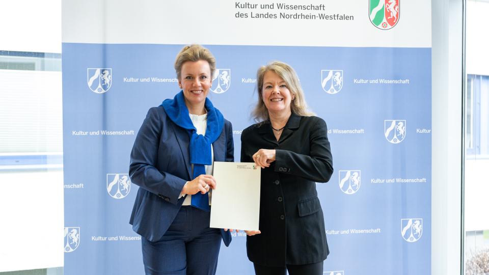 Ilona Schmiel mit Ministerin Ina Brandes