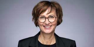 Portraitfoto Ministerin Bettina Stark-Watzinger