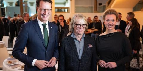 Helge Schneider mit NRW-Ministerpräsident Hendrik Wüst und Ministerin Ina Brandes