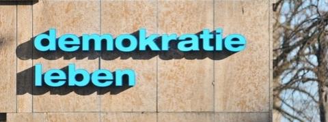 Schriftzug "demokratie leben" am Gebäude der Landeszentrale für politische Bildung