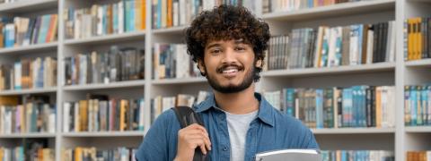 Student mit Merkmalen eines Migrationshintergrunds